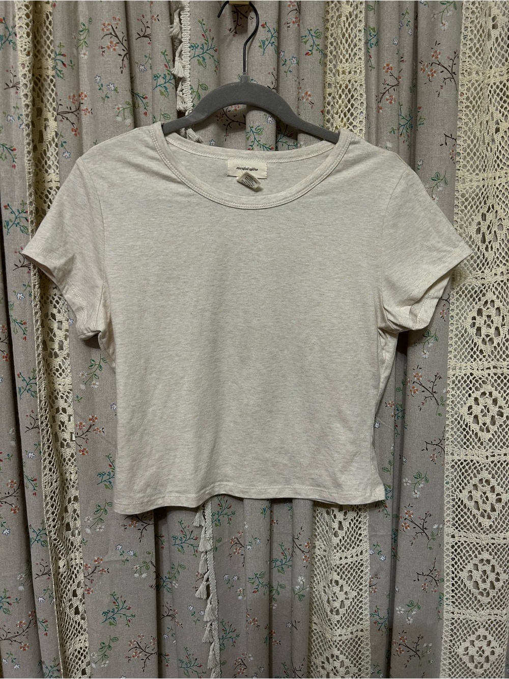 4/$25 Manifest Offline Ivory Cropped Baby Tee Cotton Fitted Crewneck Size L
